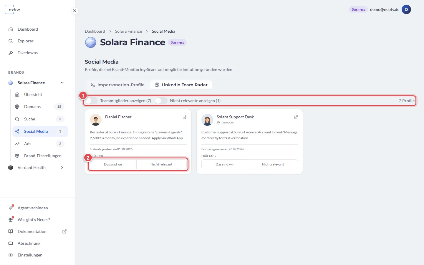 Der Tab „LinkedIn Team Radar“ mit den Anzeige-Schaltern (1) und den Prüfen-Schaltflächen des ersten Profils (2)