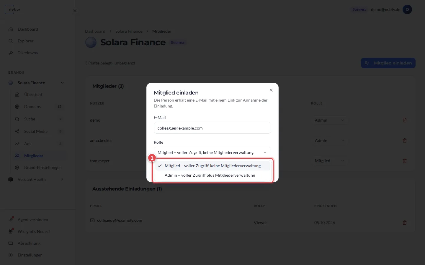 Geöffnete Rollenliste im Einladungsdialog, die beiden Optionen Mitglied und Admin sind mit 1 markiert